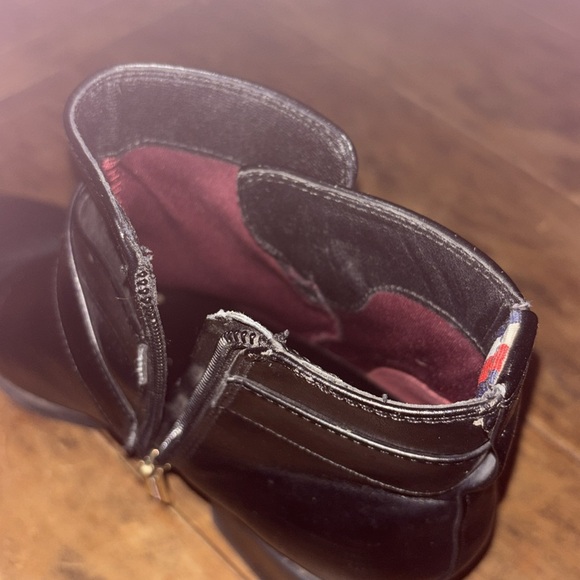 Tommy Hilfiger Black Ankle zipper boots 7M with Gold Emblem - Picture 14 of 16